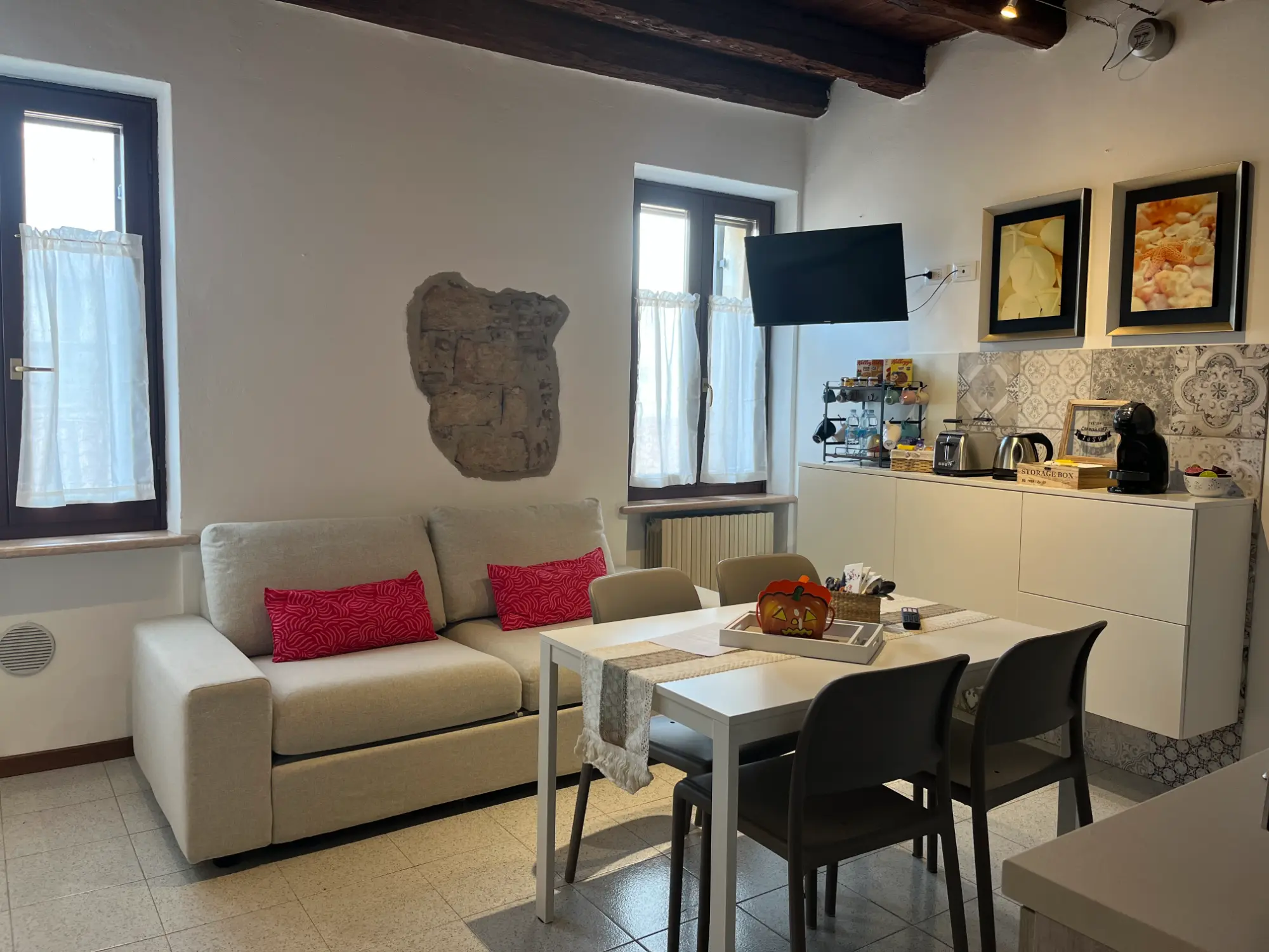 Living room with kitchen area of Atelier del Teatro apartment in Verona historic center