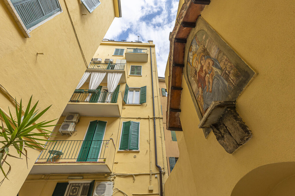 Exterior view of the building housing San Zeno Apartment in Verona historic center